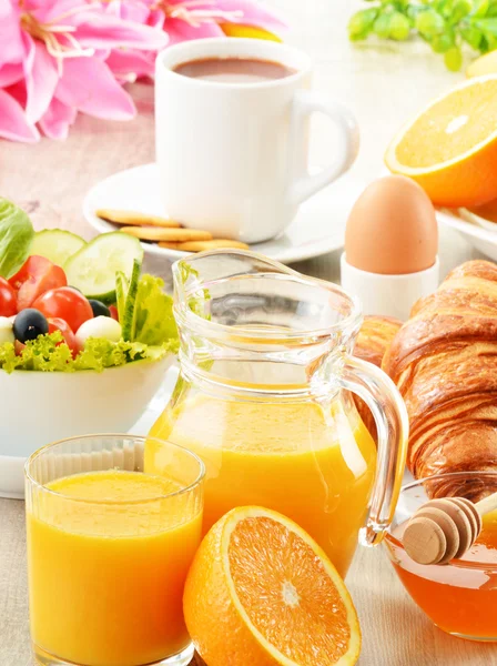 早餐咖啡、 橙汁、 牛角面包、 鸡蛋、 蔬菜 — 图库照片