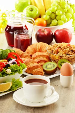 kahve, meyve suyu, kruvasan, salata, müsli ve yumurta kahvaltı
