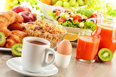 kahve, meyve suyu, kruvasan, salata, müsli ve yumurta kahvaltı