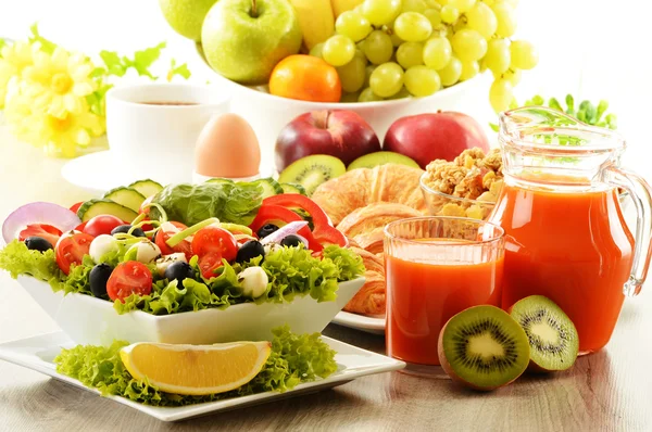 Frukost med kaffe, juice, croissant, sallad, müsli, ägg — Stockfoto