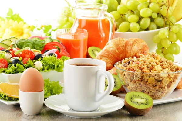 Reggeli, kávé, gyümölcslé, croissant, saláta, müzli és tojás — Stock Fotó