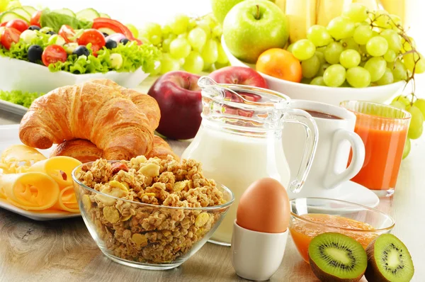 Colazione con caffè, succo di frutta, croissant, insalata, muesli e uova — Foto Stock