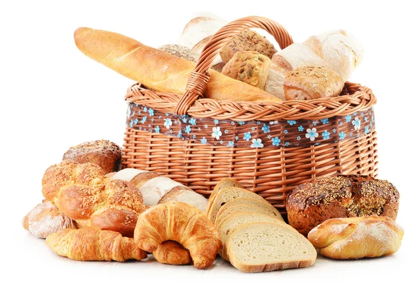 Panier en osier avec produits de boulangerie isolés sur blanc — Photo