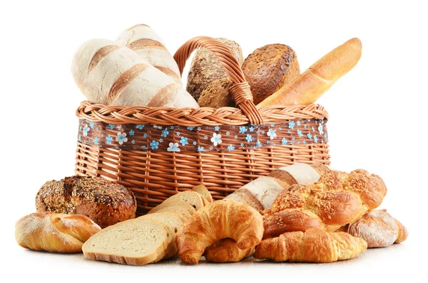 Panier en osier avec produits de boulangerie isolés sur blanc — Photo