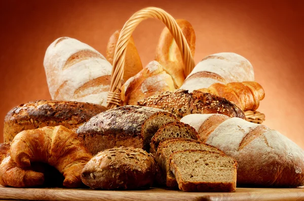 Rieten mand met verscheidenheid van bakken producten — Stockfoto