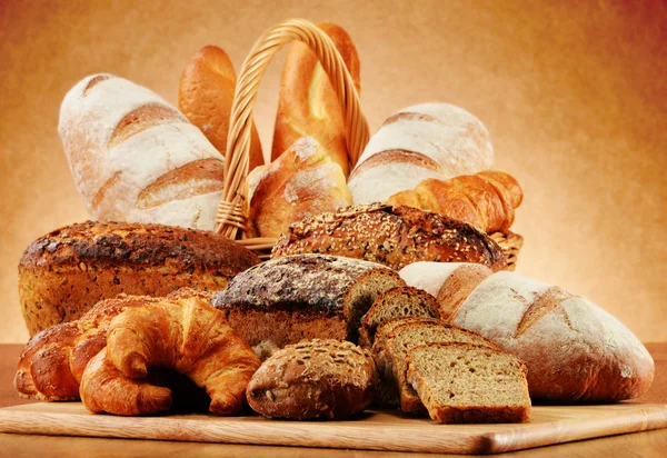 Rieten mand met verscheidenheid van bakken producten — Stockfoto