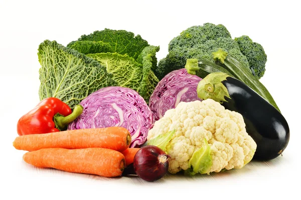 Variété de légumes frais biologiques isolés sur blanc — Photo