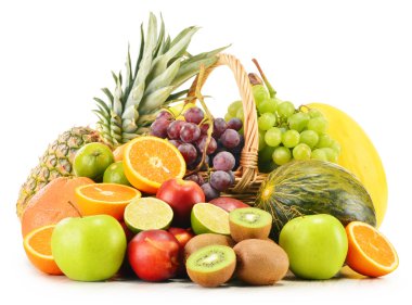 hasır sepet beyaz izole meyve çeşitli