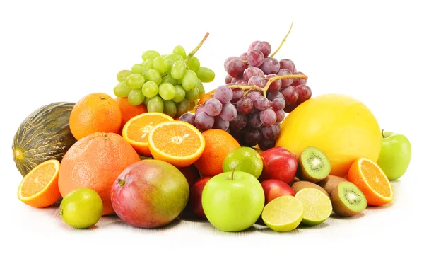 Composição com variedade de frutas isoladas em branco — Fotografia de Stock