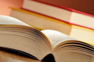 Masanın üzerinde kitaplar olan kompozisyon