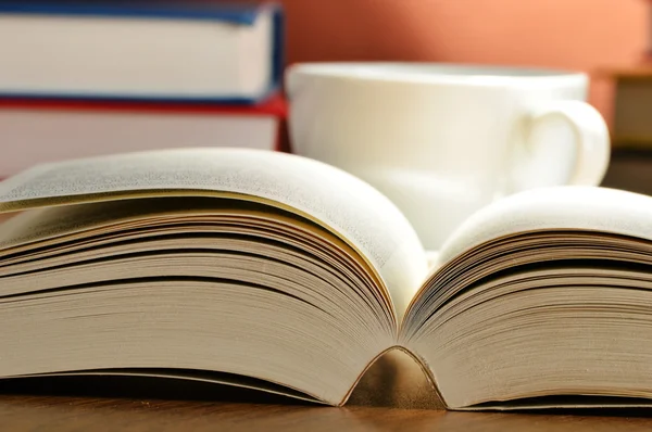 Composition avec des livres sur la table — Photo