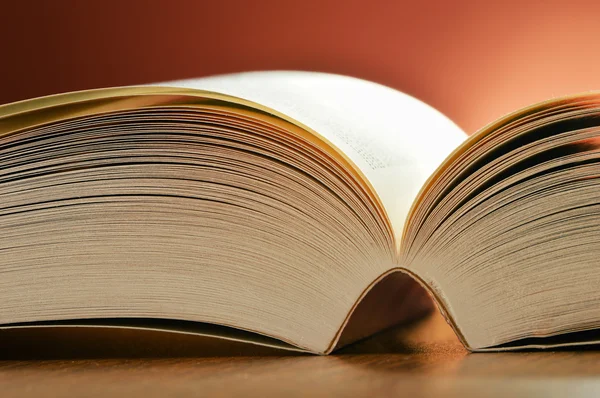 Samenstelling met boeken op tafel — Stockfoto