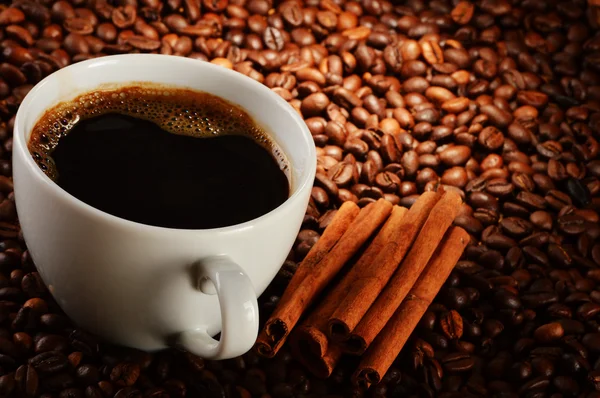 컵 커피 콩의 구성 — 스톡 사진
