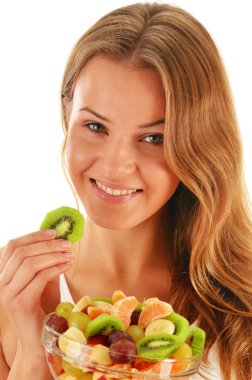 jonge vrouw eten fruitsalade