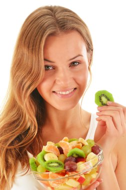 jonge vrouw eten fruitsalade