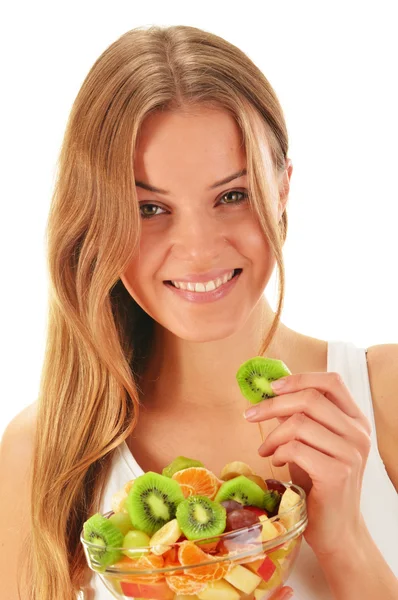 Junge Frau isst Obstsalat — Stockfoto