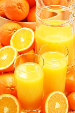 bardak portakal suyu ve meyve ile kompozisyon