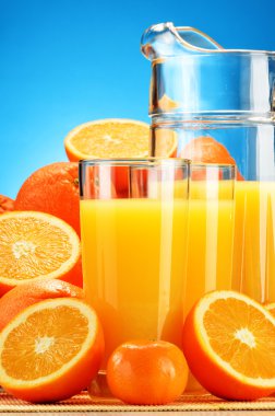 bardak portakal suyu ve meyve ile kompozisyon