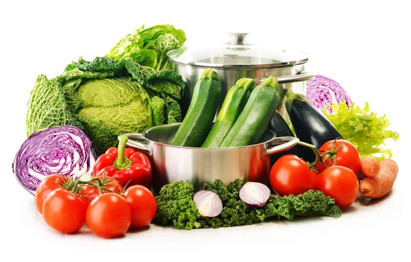 Samenstelling met verscheidenheid van biologische groenten geïsoleerd op wit — Stockfoto