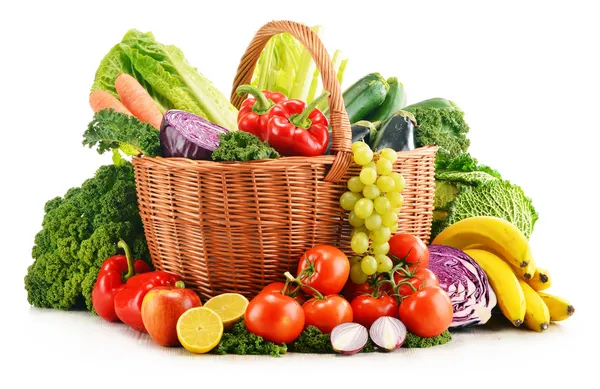 Wicker basket with assorted organic vegetables and fruits isola — Stock Photo, Image