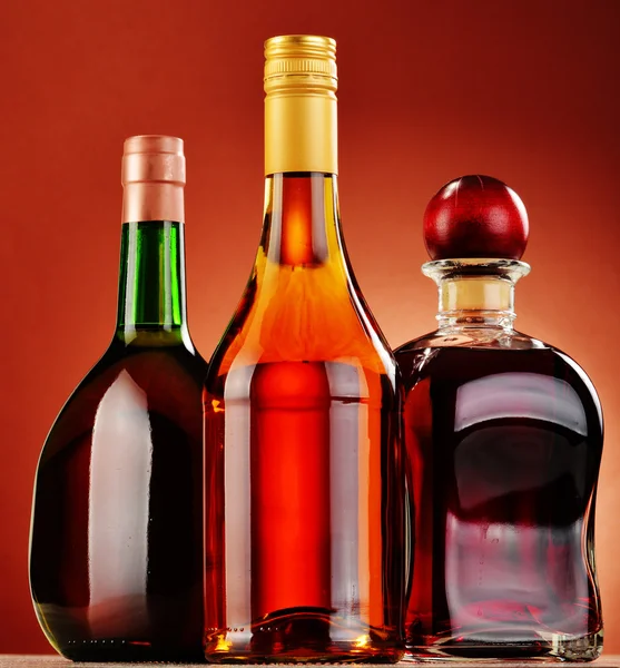 Flaschen verschiedener alkoholischer Getränke — Stockfoto