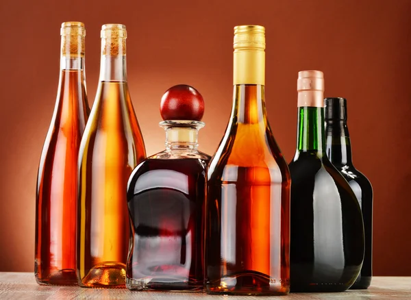 Butelki różne napoje alkoholowe — Zdjęcie stockowe