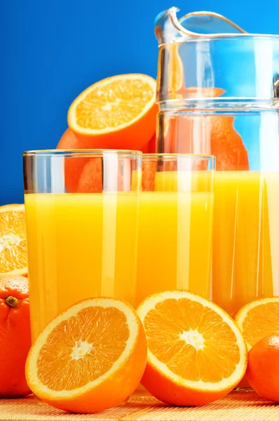 Composición con vasos de zumo de naranja y frutas —  Fotos de Stock