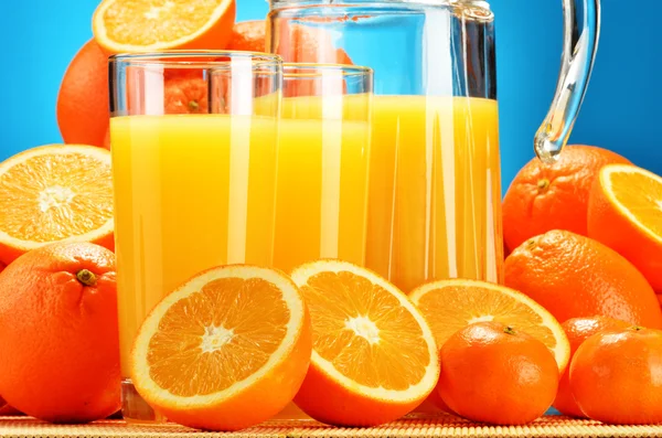 戴着眼镜的橙汁和水果组成 — 图库照片