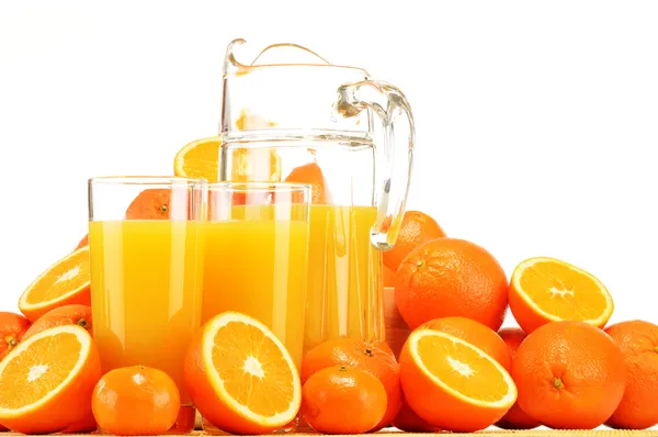 Composición con vasos de zumo de naranja y frutas — Foto de Stock