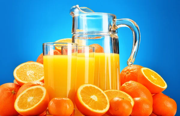 Composición con vasos de zumo de naranja y frutas —  Fotos de Stock