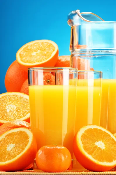 Sammansättning med glas apelsin juice och frukt — Stockfoto