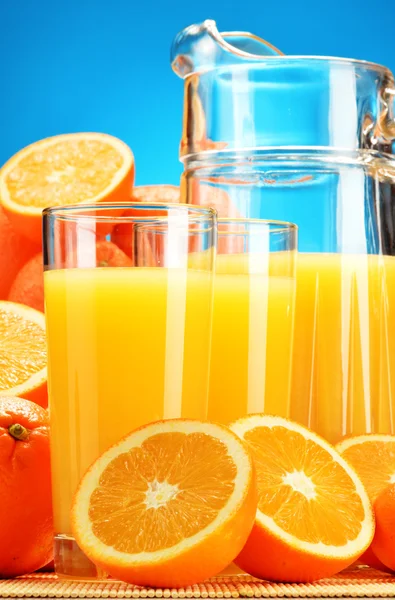 Bardak portakal suyu ve meyve ile kompozisyon — Stok fotoğraf