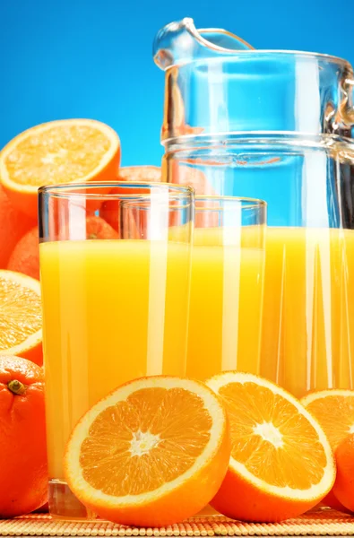 Composición con vasos de zumo de naranja y frutas —  Fotos de Stock