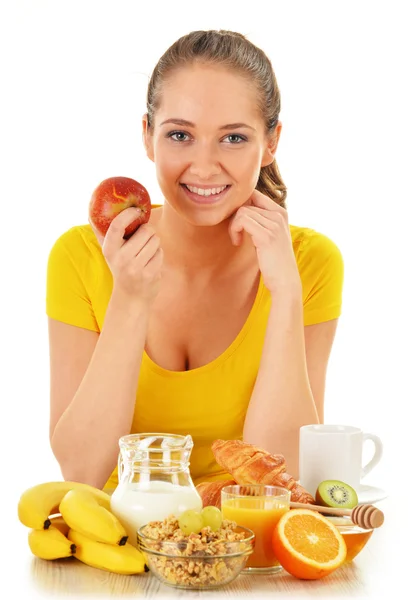 Een jonge vrouw die ontbijt. Evenwichtige voeding — Stockfoto