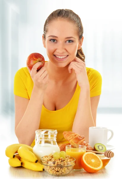Een jonge vrouw die ontbijt. Evenwichtige voeding — Stockfoto