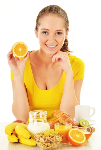 Mujer joven desayunando. Dieta equilibrada —  Fotos de Stock