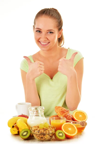 젊은 여 자가 아침 식사. 균형 잡힌 식단 — 스톡 사진