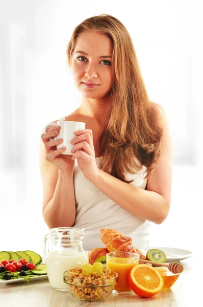 Mujer joven desayunando. Dieta equilibrada —  Fotos de Stock