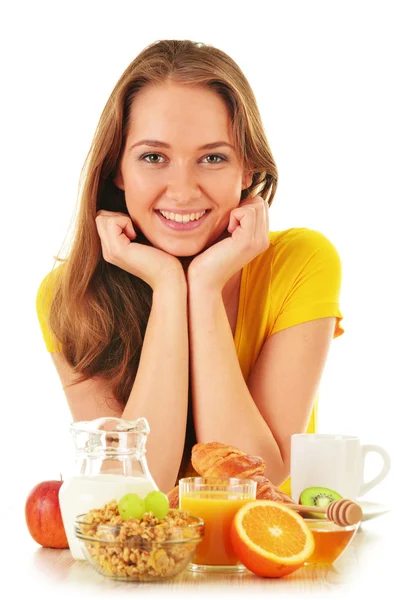Egy fiatal nő reggelizik. Kiegyensúlyozott étrend — Stock Fotó