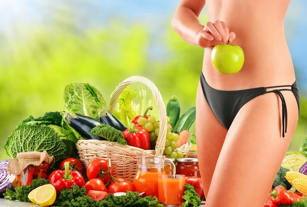 Dieting. Balanced diet based on raw organic vegetables — Stock Photo, Image