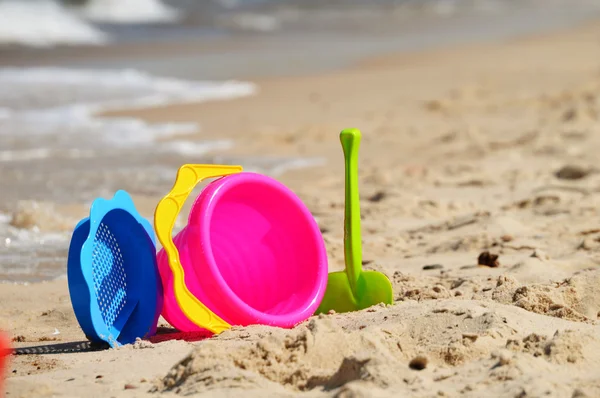Plast barnleksaker på sandstranden — Stockfoto