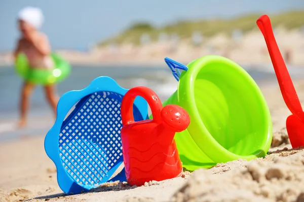 Giocattoli di plastica per bambini sulla spiaggia di sabbia — Foto Stock