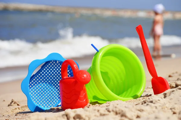 Giocattoli di plastica per bambini sulla spiaggia di sabbia — Foto Stock