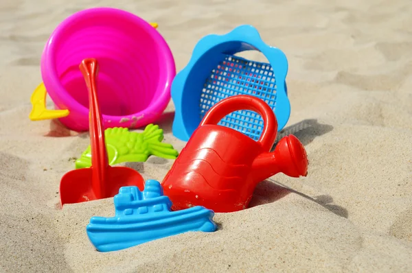 沙滩上的塑料儿童玩具 — 图库照片