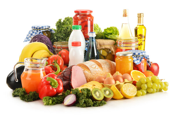 Состав с различными продуктами питания изолированы на белом
