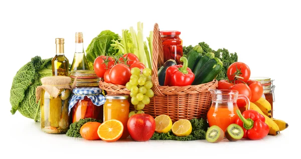 Состав из различных органических овощей и фруктов плетеных — стоковое фото