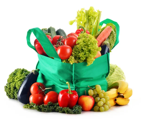 Saco de compras verde com variedade de vegetais orgânicos frescos isol — Fotografia de Stock