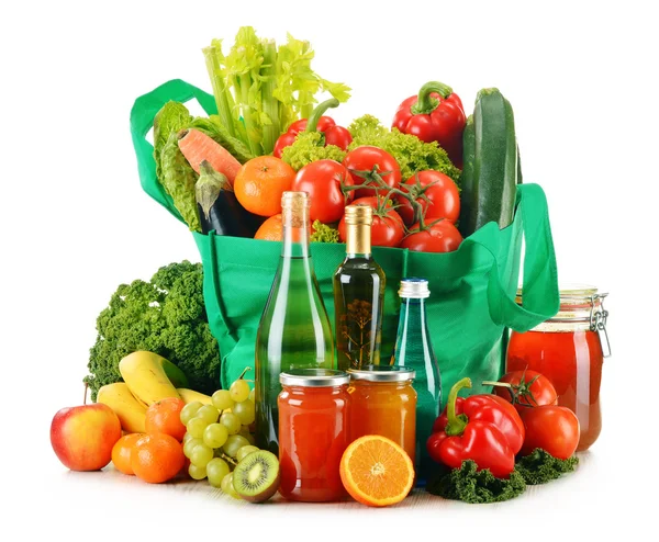 Groene boodschappentas met verscheidenheid aan verse biologische groenten isol — Stockfoto