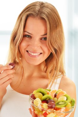 jonge vrouw eten fruitsalade