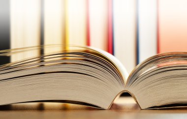 Masanın üzerinde kitaplar olan kompozisyon